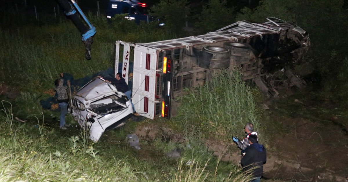 Kamyon ile otomobil şarampole uçtu: 1 ölü, 1 yaralı