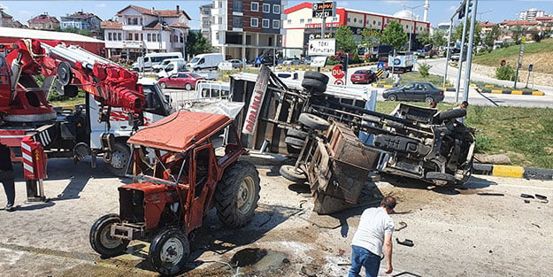 Kamyon ile traktör çarpıştı: Yaralılar var