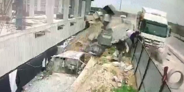 Kamyon, işçilerin arasına daldı!