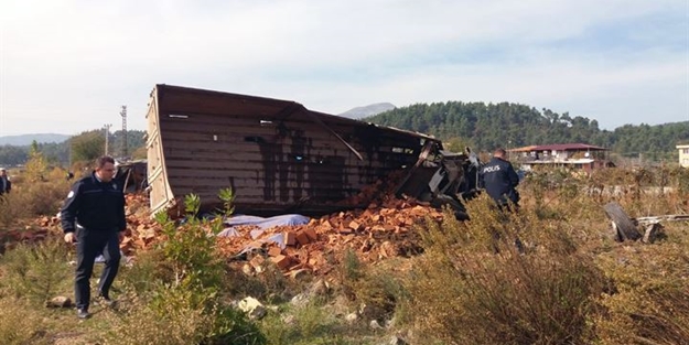 Kamyon işçilerin üzerine devrildi: Yaralılar var
