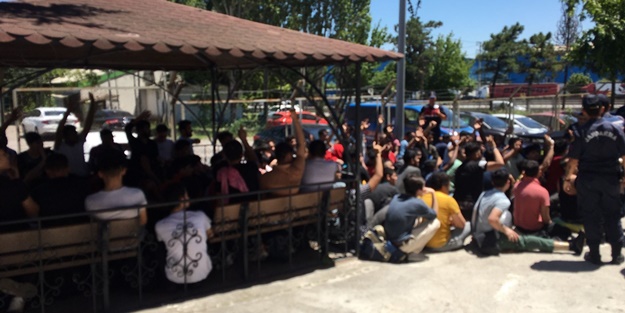 Kamyon kasasında 103 düzensiz göçmen yakalandı