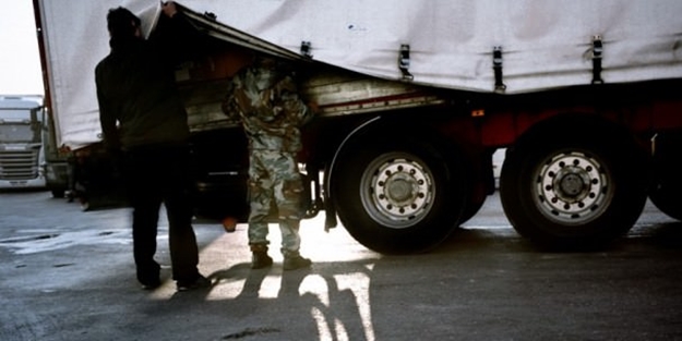 Kamyon kasasında 50 ölü bulundu