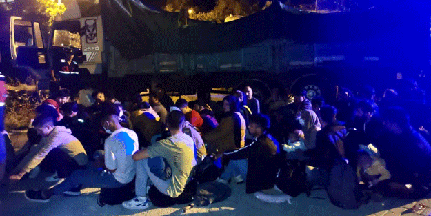 Kamyon kasasında 96 düzensiz göçmen yakalandı