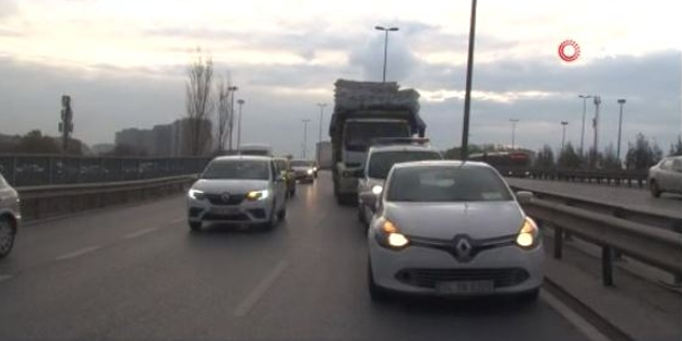Kamyon kasasından yola savruldular! Basın ekspresi felç eden olay
