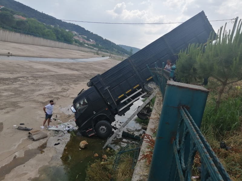 Kamyon, Kocabaş Çayı’na uçtu 