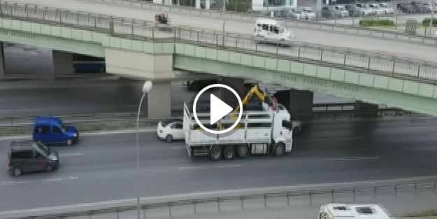 Kamyon köprüye takıldı, trafik altüst oldu!