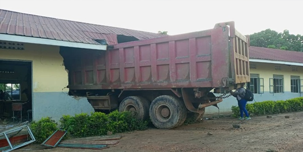 Kamyon okula daldı!