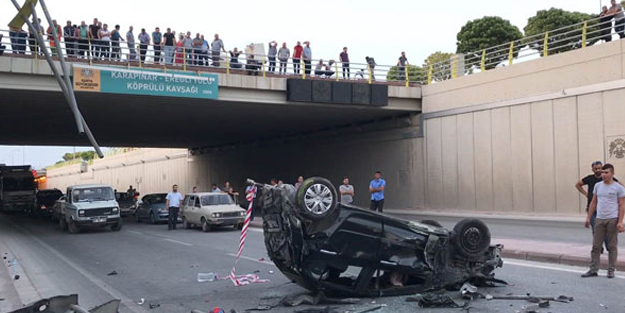 Kamyon otomobile çarptı, çevredekiler film izler gibi seyretti