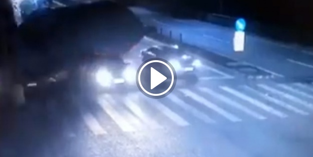 Kamyon otomobili kağıt gibi ezdi