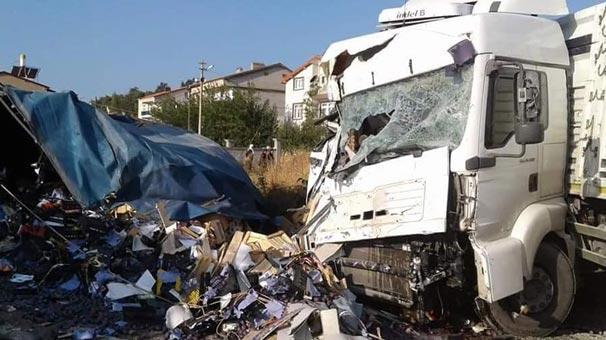 Kamyon, park halindeki TIR'a çarptı: 2 kişi öldü