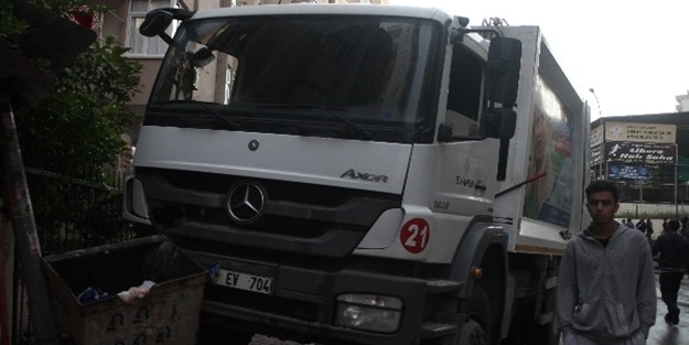 Kamyon şoförü kalp krizi geçirip kaldırıma çıktı: 2 ölü