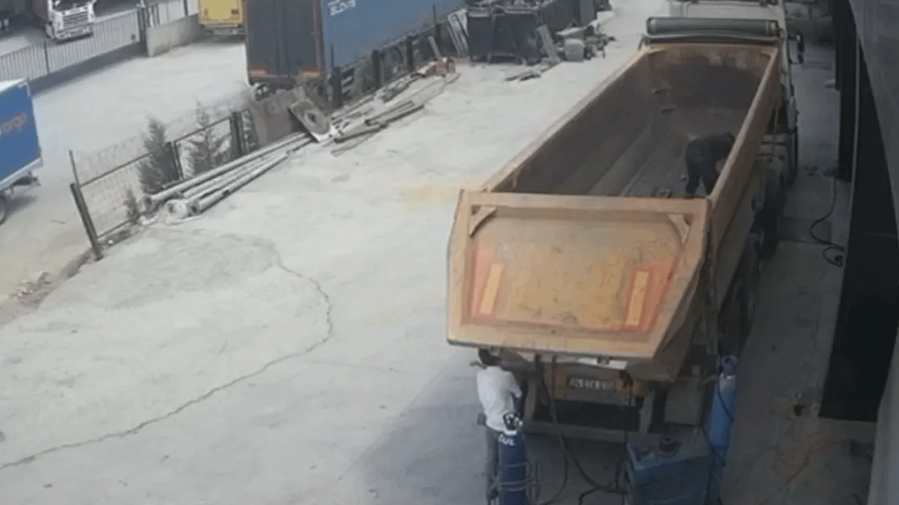 Kamyon şoförünün kafasının damper kapağına sıkıştığı görüntü ortaya çıktı!