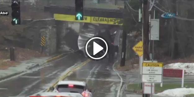 Kamyon üst geçide çarptı!