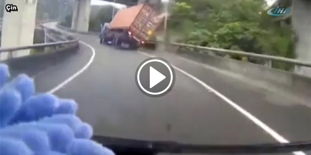 Kamyon viyadükten aşağı devrildi!