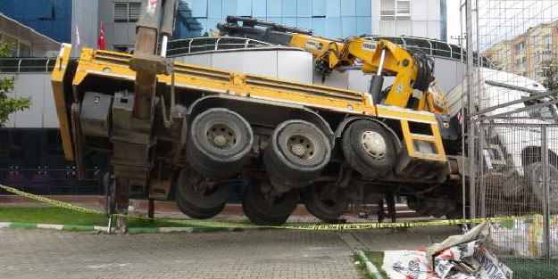 Kamyon yan yattı, vinç anaokulunun bahçesine devrildi