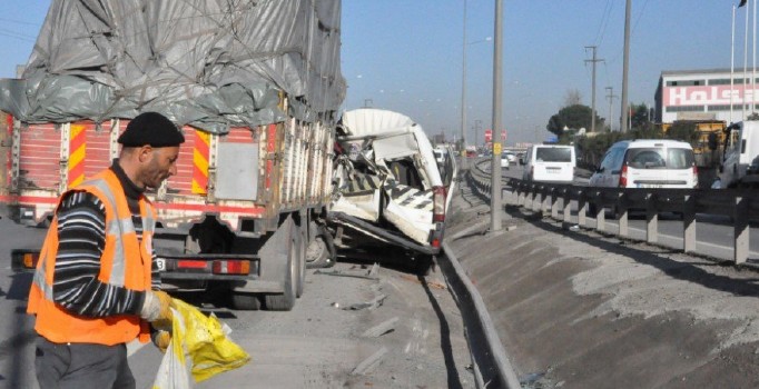 Kamyon, yolcu alan işçi servisine çarptı: 5 kişi yaralı