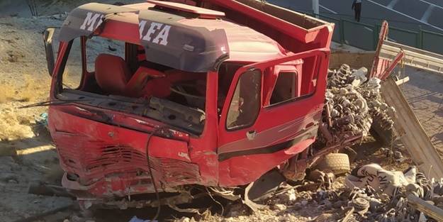 Kamyon yoldan çıktı: Yaralılar var