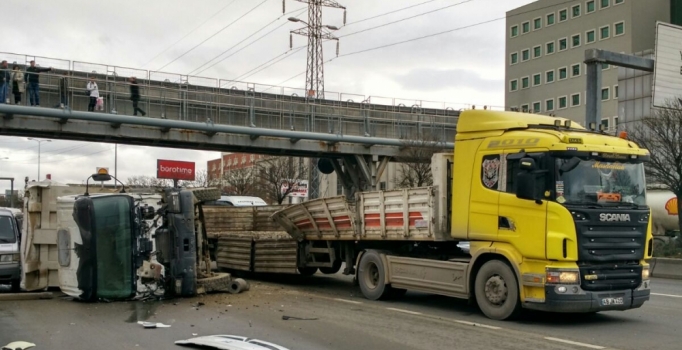 Kamyon yüklü TIR üst geçide çarptı