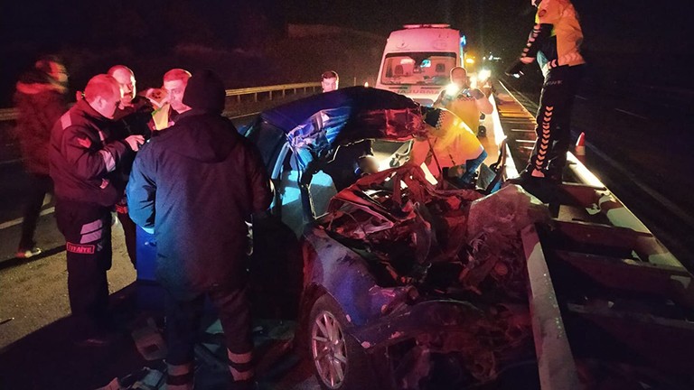 Kamyona arkadan çarpan otomobil bariyerlere savruldu: 1 ölü 