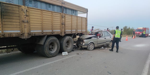 Kamyona arkadan çarpan otomobilde 1 kişi hayatını kaybetti