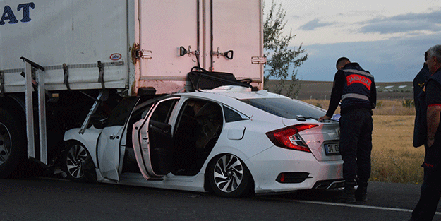 Kamyona arkadan çarpan otomobildeki 1 kişi öldü, 3 kişi yaralandı