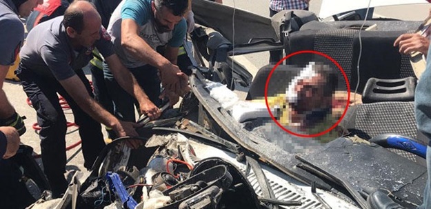 Kamyona arkadan çarptı! Aracın tavanı uçtu