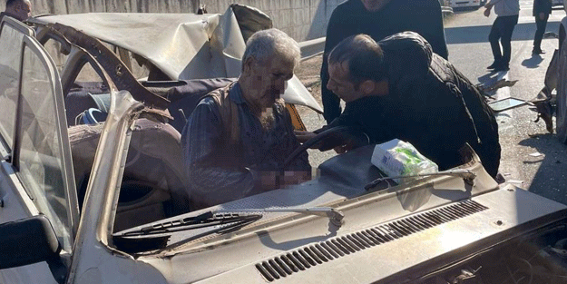 Kamyona çarpan otomobil kağıt gibi ezildi