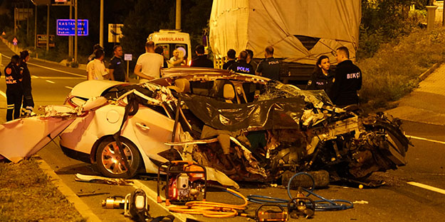 Kamyona çarpan otomobil paramparça oldu: 1 ölü, 3 yaralı