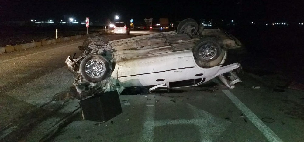 Kamyona çarpan otomobil takla attı: 2 yaralı 