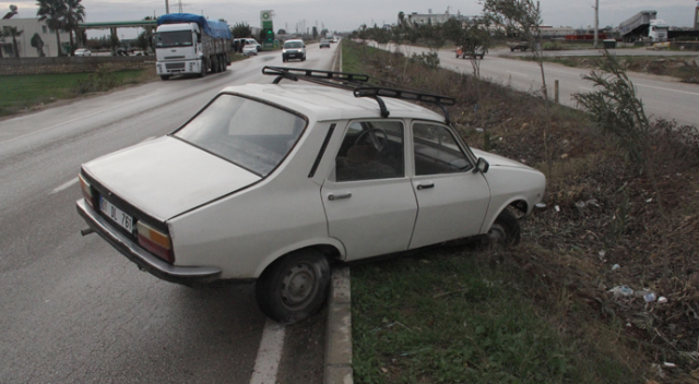 Kamyona çarptı, otomobilin altında kalarak can verdi