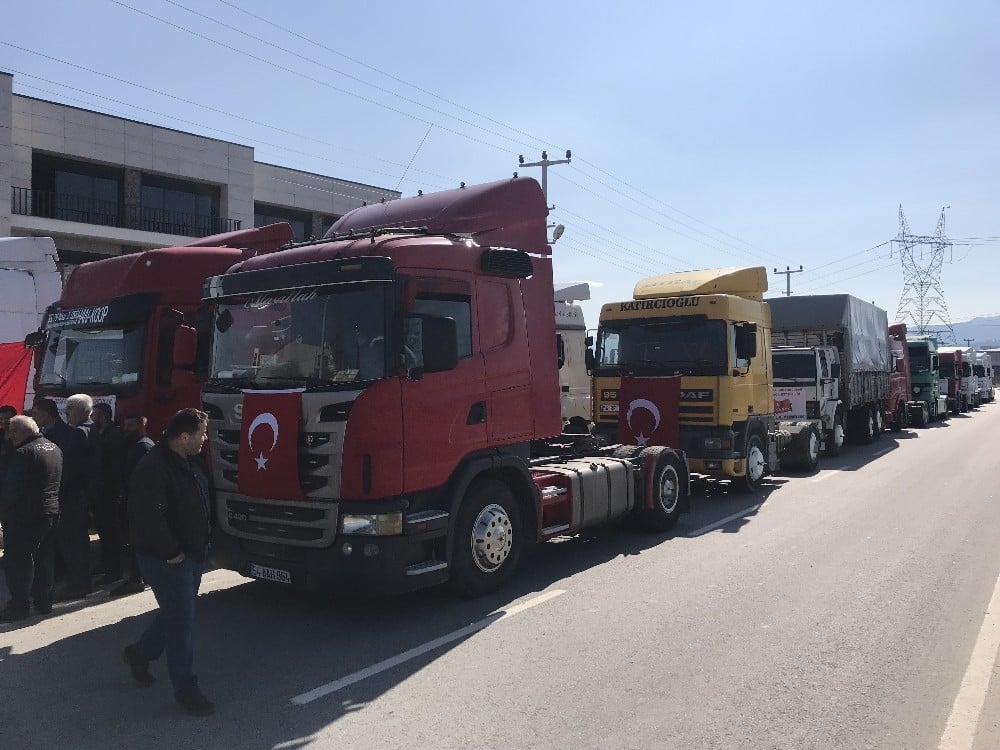 Kamyoncular Türk askerine destek olmak için konvoy yaptı 