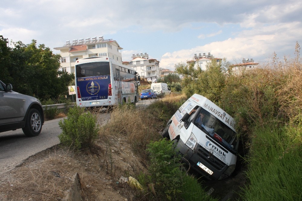 Kamyonet, yağmur suyu tahliye kanalına devrildi 