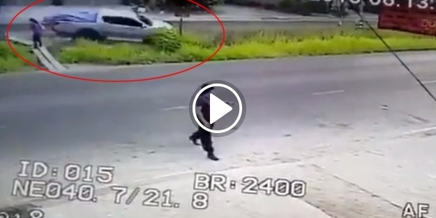 Kamyonet 3 kişiye böyle çarptı