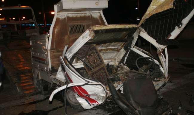Kamyonet alt geçit korkuluklarına çarptı: 2 ölü