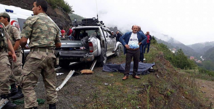 Kamyonet bariyere saplandı: 1 ölü, 2 yaralı