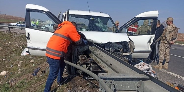 Kamyonet bariyerlere ok gibi saplandı: Ölüler ve yaralılar var