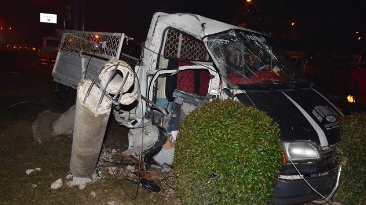 Kamyonet beton direğe çarptı: 1 ölü 1 yaralı