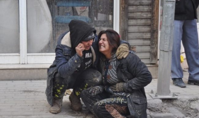 Kamyonet çarpan kadın acı içinde ambulans bekledi