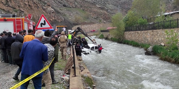 Kamyonet dereye yuvarlandı: Ölü ve yaralılar var