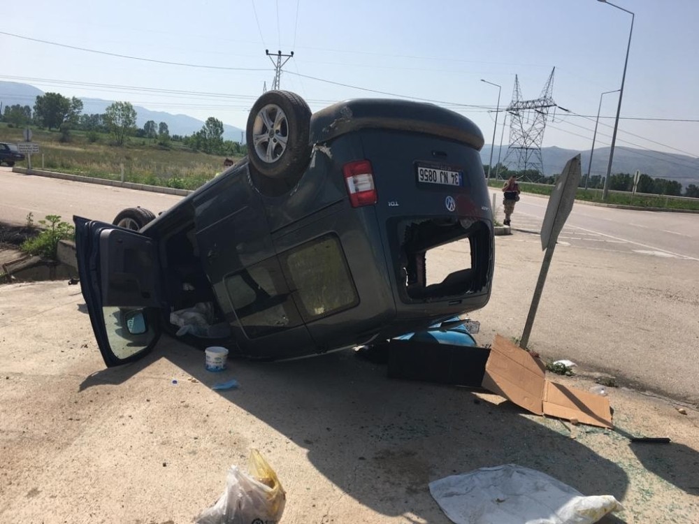 Kamyonet devrildi: 3 yaralı 