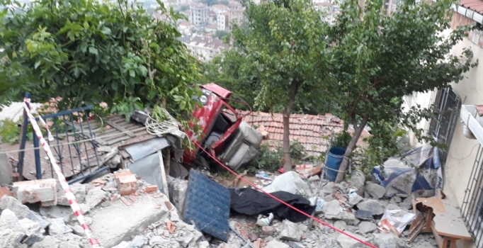 Kamyonet evin çatısına uçtu: 1 ölü