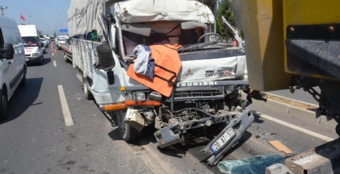 Kamyonet, hafriyat kamyonuna çarptı: 1 kişi öldü