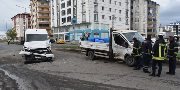 Kamyonet ile minibüs birbirine girdi: Yaralılar var