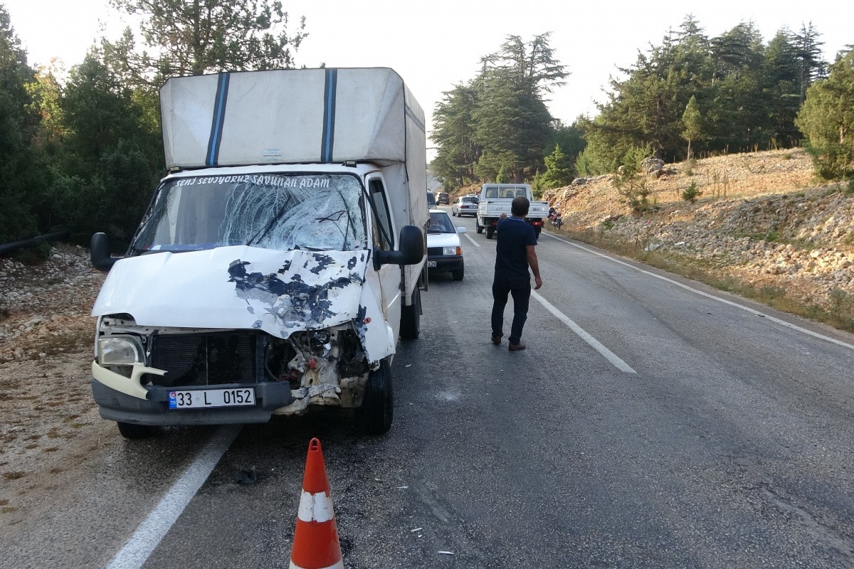Kamyonet ile motosiklet çarpıştı: 1 ölü, 1 yaralı