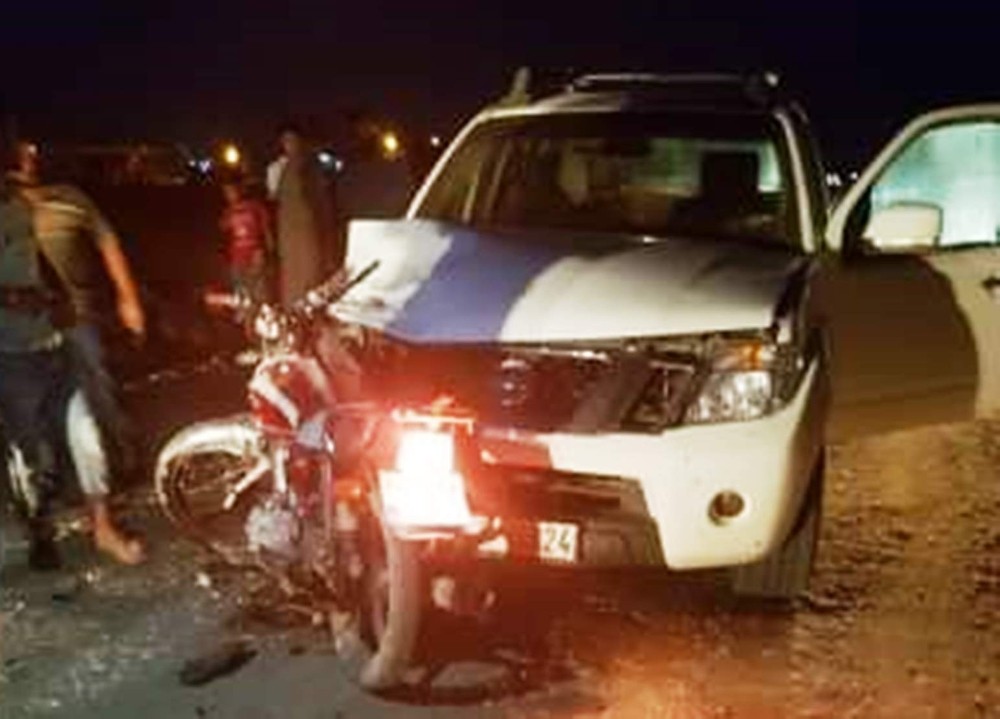 Kamyonet ile motosiklet çarpıştı: 2 yaralı 