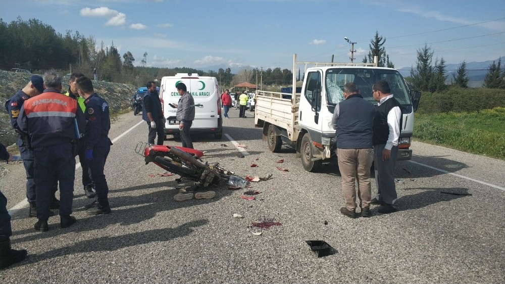 Kamyonet ile motosiklete çarptı: 1 Ölü 