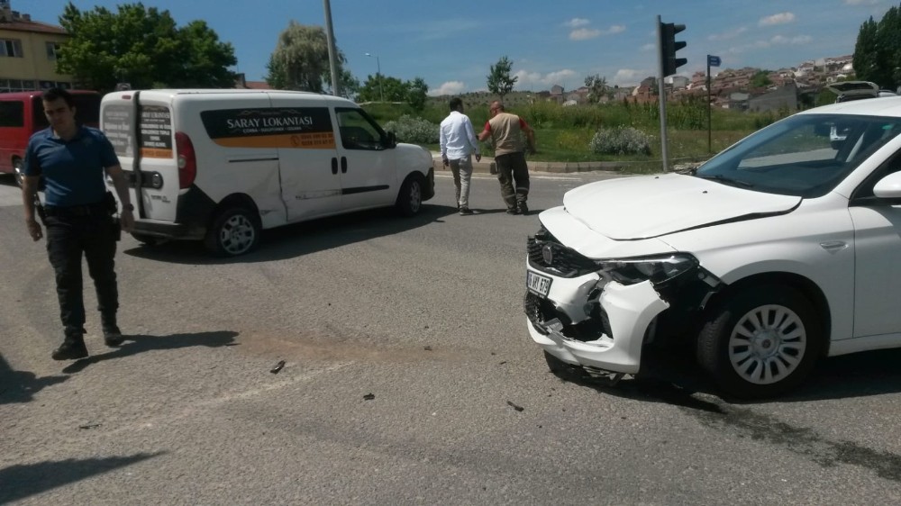 Kamyonet ile otomobil çarpışması sonucu 1 kişi yaralandı 