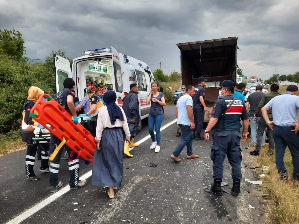 Kamyonet ile otomobil çarpıştı: 4 yaralı 