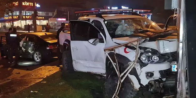 Kamyonet ile otomobil çarpıştı