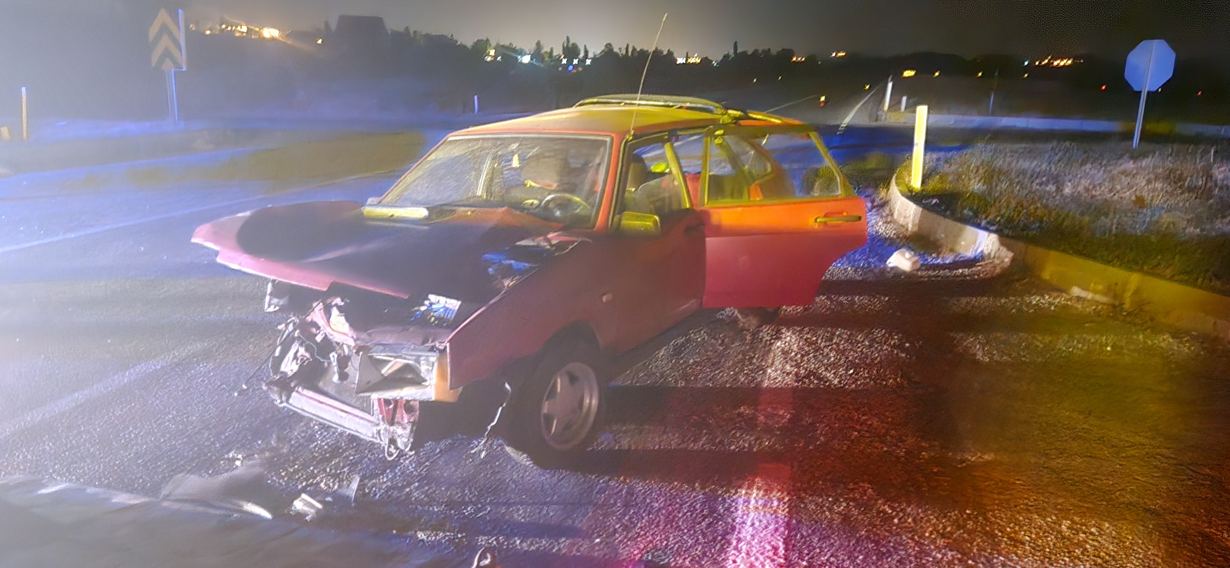 Kamyonet ile otomobil çarpıştı